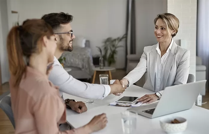 Dashboards personalizados e análises preditivas integradas para decisões estratégicas.